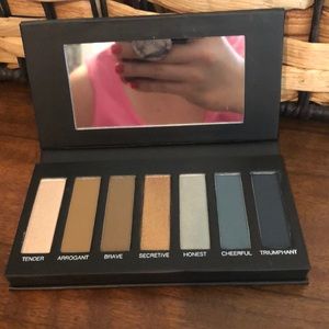 Younique moodstruck addiction palette 4